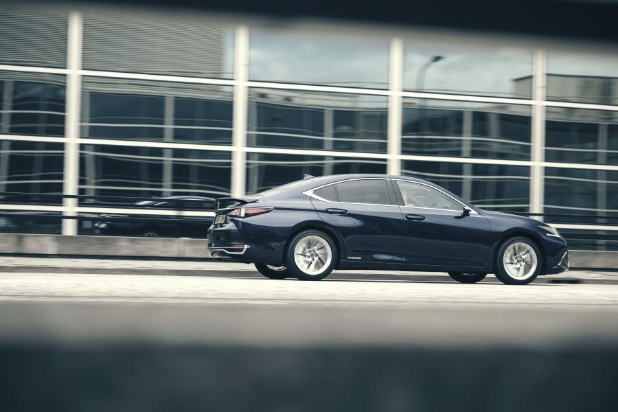  Lexus ES300h with Digital Door Monitors 2020 года  (UK) (фото 2 из 40)